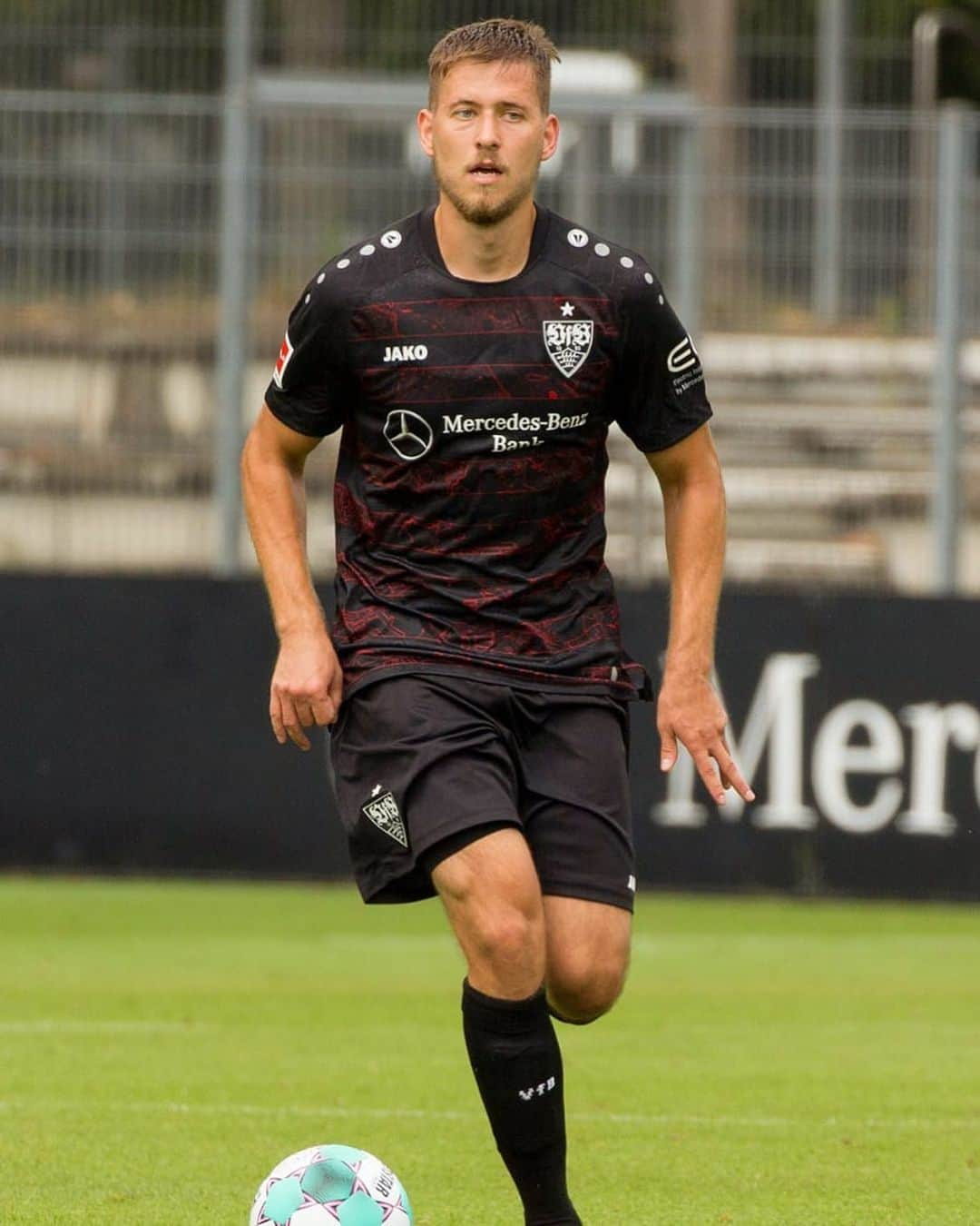 ヴァルデマール・アントンさんのインスタグラム写真 - (ヴァルデマール・アントンInstagram)「El Pistolero 😂 #vfbstuttgart #preseason #wowa⛰」8月19日 1時13分 - wowaanton31