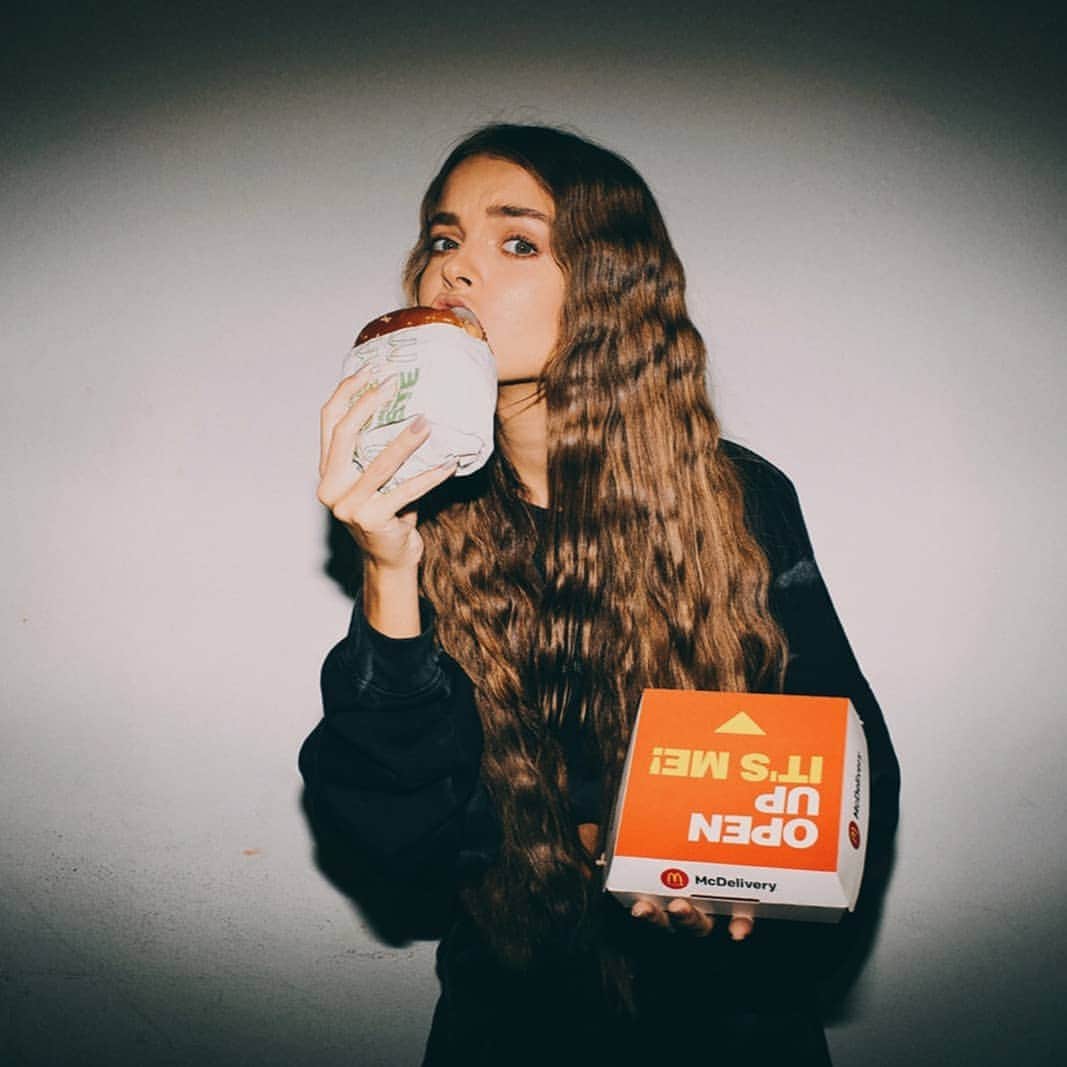 Anna zakさんのインスタグラム写真 - (Anna zakInstagram)「יאאאאם ים 😂🍔」8月19日 1時14分 - annazak12
