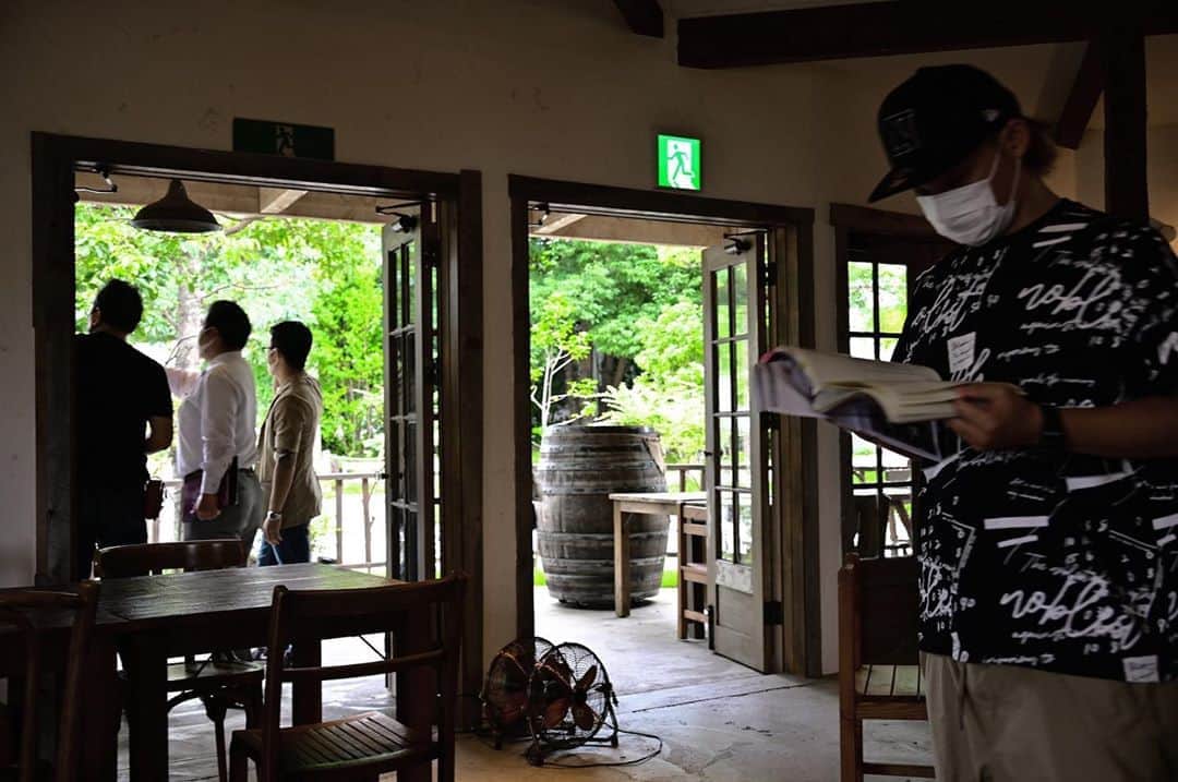佐藤東弥のインスタグラム：「最終回のロケハン中 短い時間で見つけ出してくれた制作部、それを見事に飾った美術部に感謝 まじ凄い人たち」
