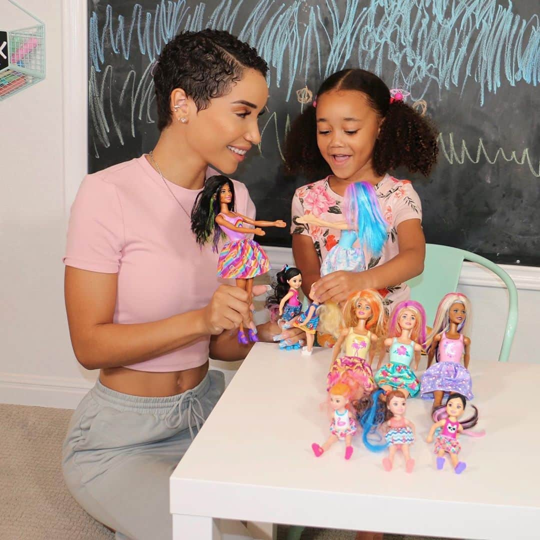 バービーさんのインスタグラム写真 - (バービーInstagram)「Seven surprises in every tube! ☀️ Collect the #Barbie #ColorReveal Sunny N Cool series today.」8月19日 1時15分 - barbie