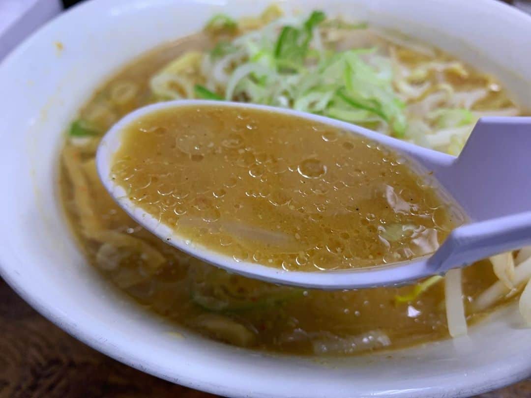 SUSURUさんのインスタグラム写真 - (SUSURUInstagram)「太陽@高円寺 味噌ラーメン いつぞやぶりの太陽でシメのラーメン。 煮干しの効いた味噌スープは飲んだ後の身体にもスッと入ってきます🍥 スープにしっかりと絡む中細麺を夢中ですすっていると、気づいたら丼がカラになっていました。 ごっそれい🙌 #susuru_tv #太陽 #高円寺 #東京 #味噌ラーメン #うまい  #ラーメン #らーめん #ramen #ラーメン部 #ramennoodles #毎日ラーメン生活 #麺スタグラム #japaneseramen #japanramen #foodstagram #foodie #noodles #instanoodle #instaramen #instafood #susururecommended #シメのラーメン #高円寺ラーメン #東京ラーメン」8月19日 1時26分 - susuru_tv