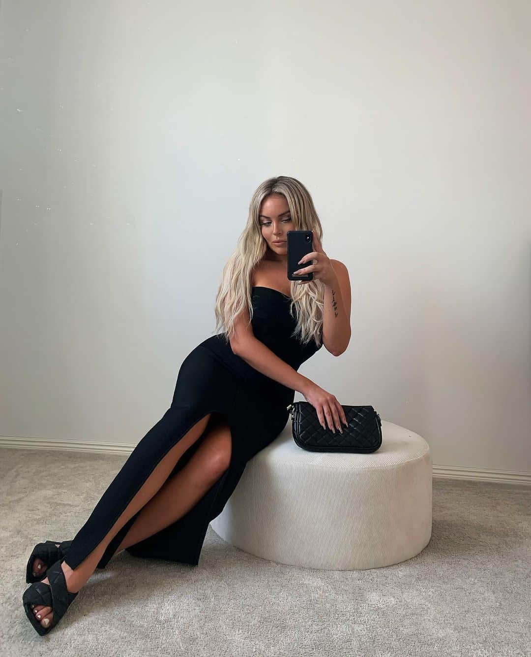 ファニー・リックマンのインスタグラム：「In collaboration with @boohoo |Planning my weekend looks even tho it’s only Tuesday 🖤 Go get your fit at @boohoo ASAP and use my discount code “LYCKMAN” 👏🏼 The UK site will give 25% off and SE site 55% off 🤑 Happy shopping!」