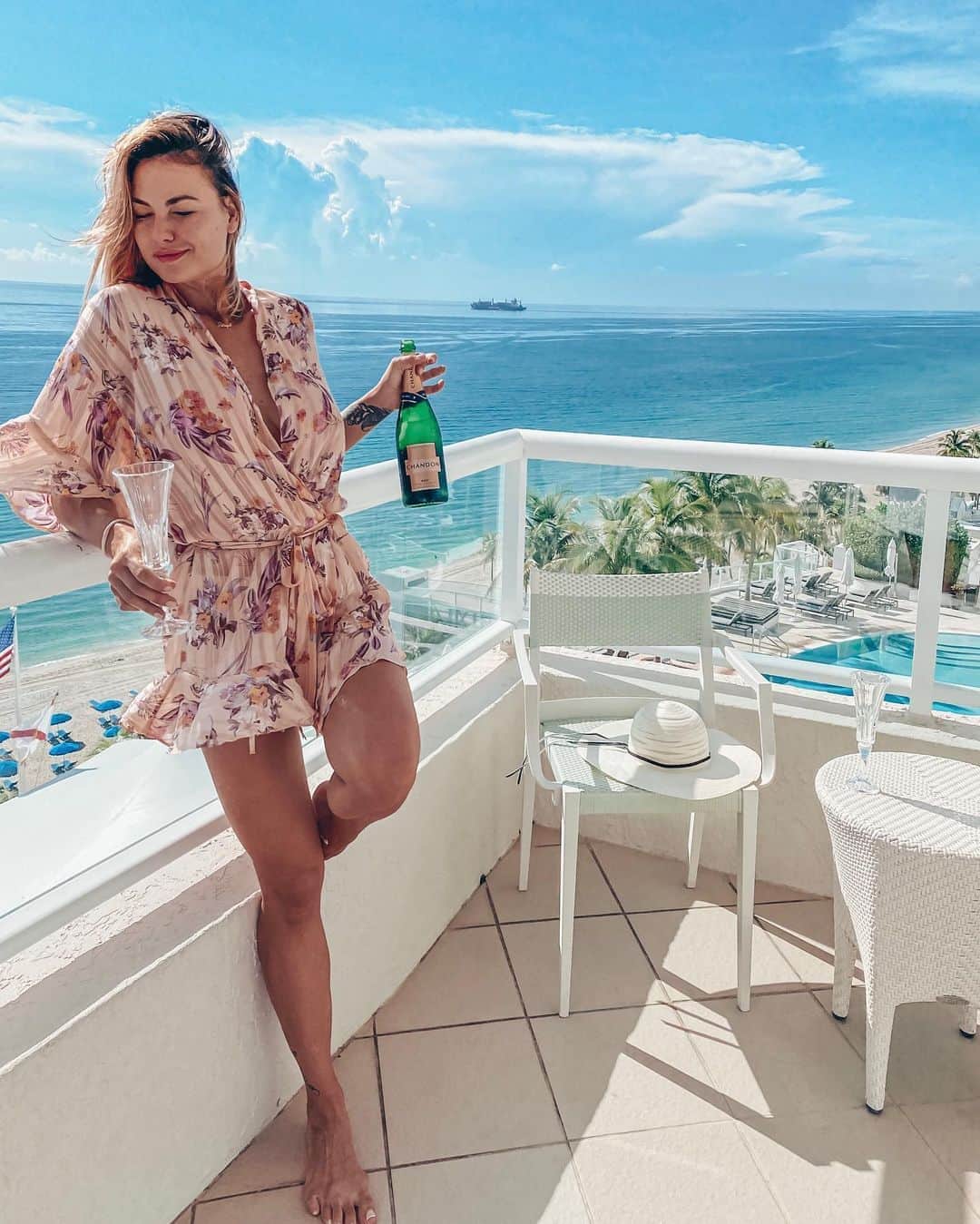 Anna Starodubtsevaさんのインスタグラム写真 - (Anna StarodubtsevaInstagram)「What is the best way to start Tuesday morning 😎🙈. This is def not the part of my daily routine, but when yoy wake up with such view at @theritzcarltonfortlauderdale , all you want to do is drink Champaign and take photos 💃🌟. ⠀ #vacationmode   ⠀ 🇷🇺🇷🇺🇷🇺. Какое доброе утро 😎☺️.  Как думаете, нафигачилась с утра шампусика или Только для фото использовала ?  ⠀ #vacation #fortlauderdale #miami #florida #august #miamimood #floridamode #moodoftheday」8月19日 1時26分 - anyastar