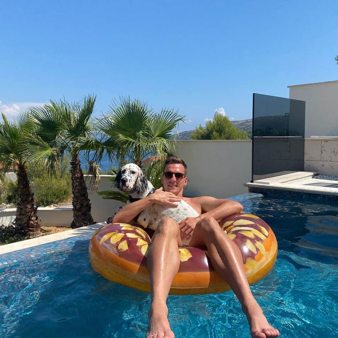 アルカディウシュ・ミリクのインスタグラム：「Relaks z moim przyjacielem 🐶❤ #ganador   Relax with my friend 🐶❤️😘  Relax con il mio amico 🐶❤」