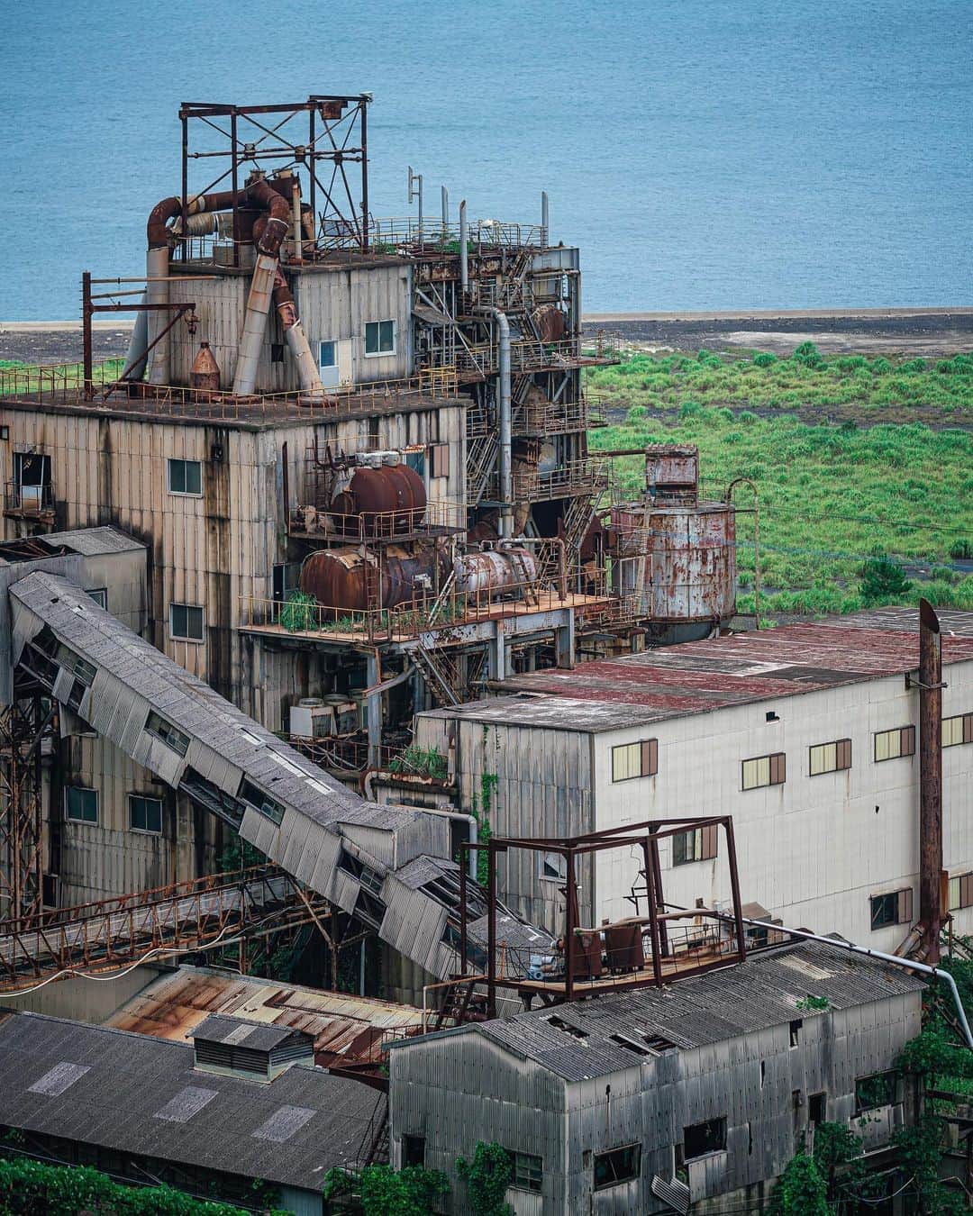 啝 （わ）のインスタグラム：「Abandoned power station 𓆲 𓆲 𓆲 #abandonedafterdark #urbex_supreme #desertedplaces #abandon_seekers_ #urbex_regards #welcometwoneverland #kings_abandoned #abandonedcentral #the_urbex_institute #renegade_abandoned #rsa_preciousjunk #glitz_n_grime #gotrespassing #savethedecay #bandorebelz #abandoned_addiction #abandoned #urbex #global_urbex #urbex_utopia #abandonig #allabandoned #urbex_kings #sombrexplore #grime_lords #urbxtreme #all_is_abandoned #discarded_butnot_forgotten #廃墟 #made_in_decay」