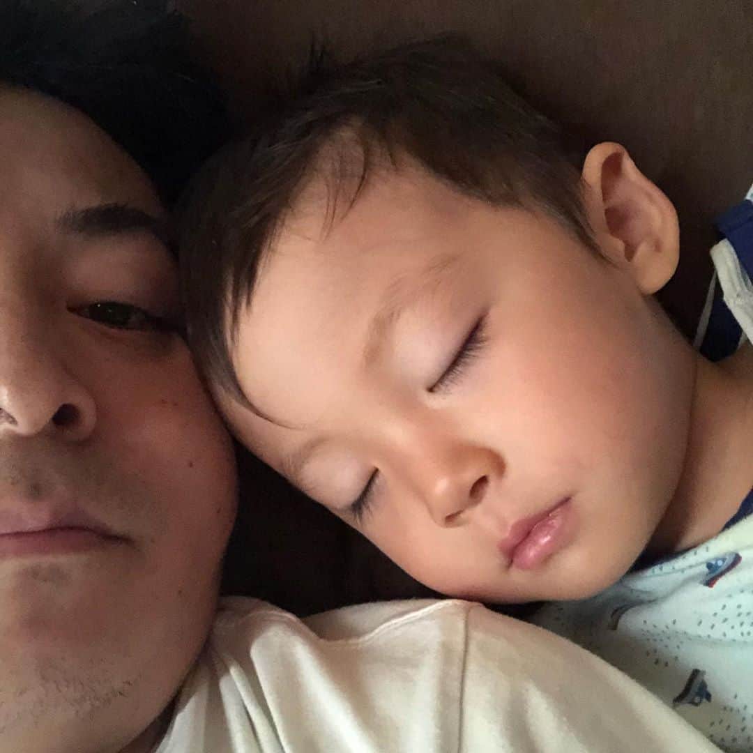 いけや賢二さんのインスタグラム写真 - (いけや賢二Instagram)「目覚めたら隣に息子。 隣はお姉ちゃんだったよな？ まあいいか。 #息子 #かわいい #いいにおい #まだまだ #おやすみ」8月19日 7時02分 - ikeya0705