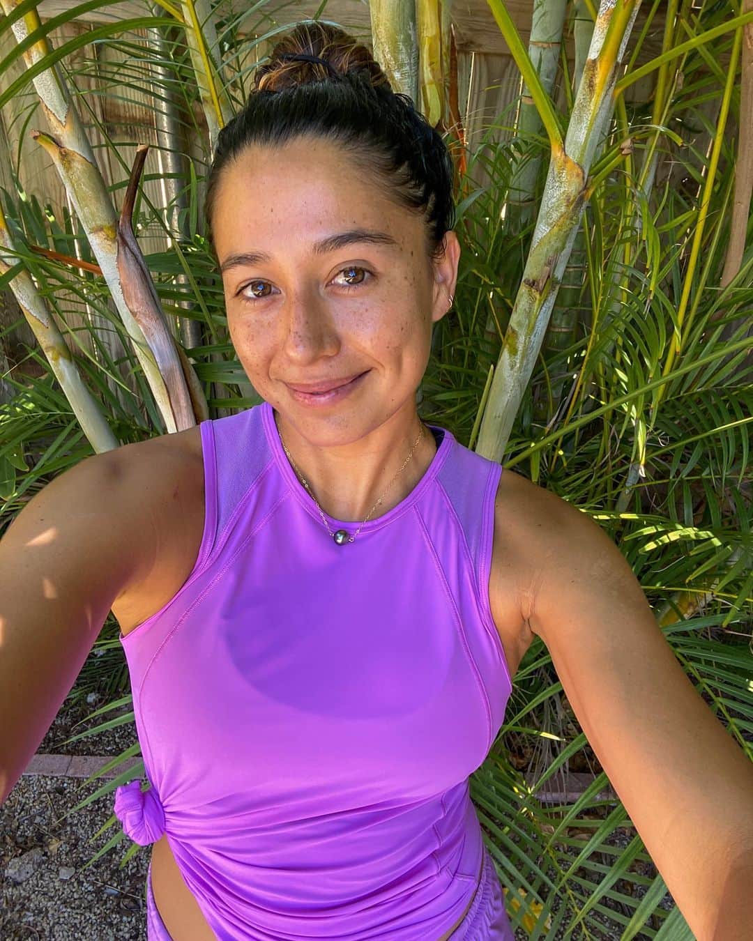 マリア・マニュエルのインスタグラム：「running (/walking) through some Hawaii trails to keep my Seawheeze marathon tradition alive. Thank you @lululemon for finding a way to keep us all connected through the love of movement even if it’s virtual💜#thesweatlife #seawheeze2020」