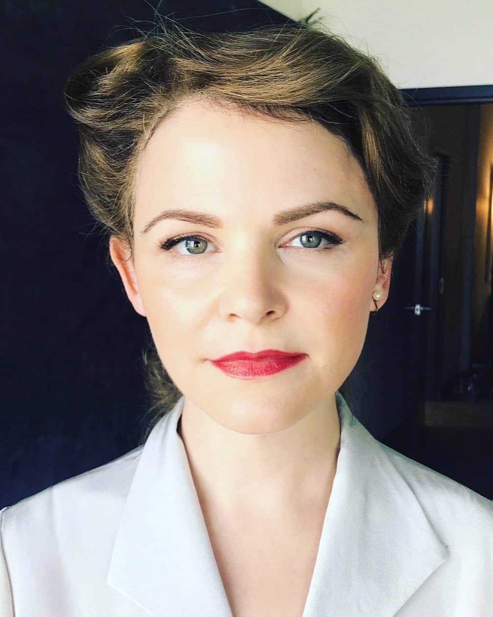 ジョシュア・ダラスのインスタグラム：「She’s a stunner, watch 3 icons @dollyparton, #KathleenTurner, and #GinniferGoodwin talk about their #Emmy nominated TV movie #TheseOldBones from @netflix’s Dolly Parton’s Heartstrings (with another icon @jimhalterman) @televisionacad #Netflix #DollyParton #queen ⭐️⭐️⭐️ Link in bio.」