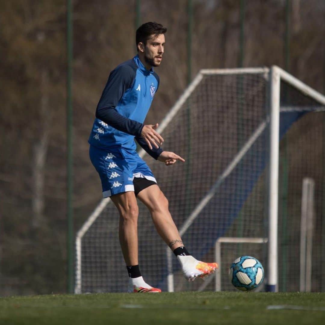 リカルド・アルバレスのインスタグラム：「Volvimos!! 👍🙏🏻⚽️」