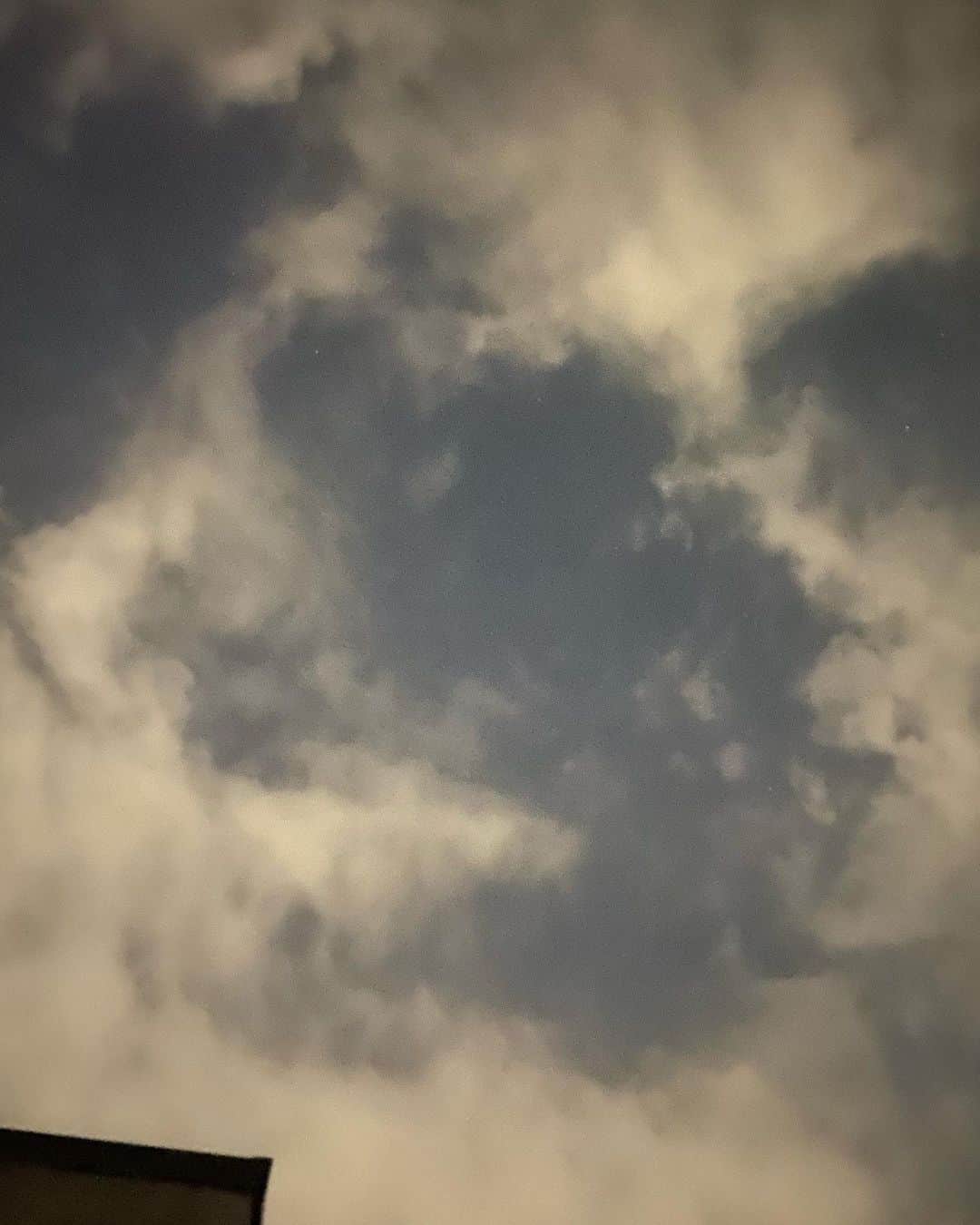 喜国雅彦＆国樹由香さんのインスタグラム写真 - (喜国雅彦＆国樹由香Instagram)「寝る前にふと屋上に来てみたら、夜風が気持ちよくてずっと空見てる（由）  #skystagram #sky #nightsky #lateatnight #cloud #summer #newhouse #rooftop #tokyo #japan #イマソラ」8月19日 1時43分 - kunikikuni