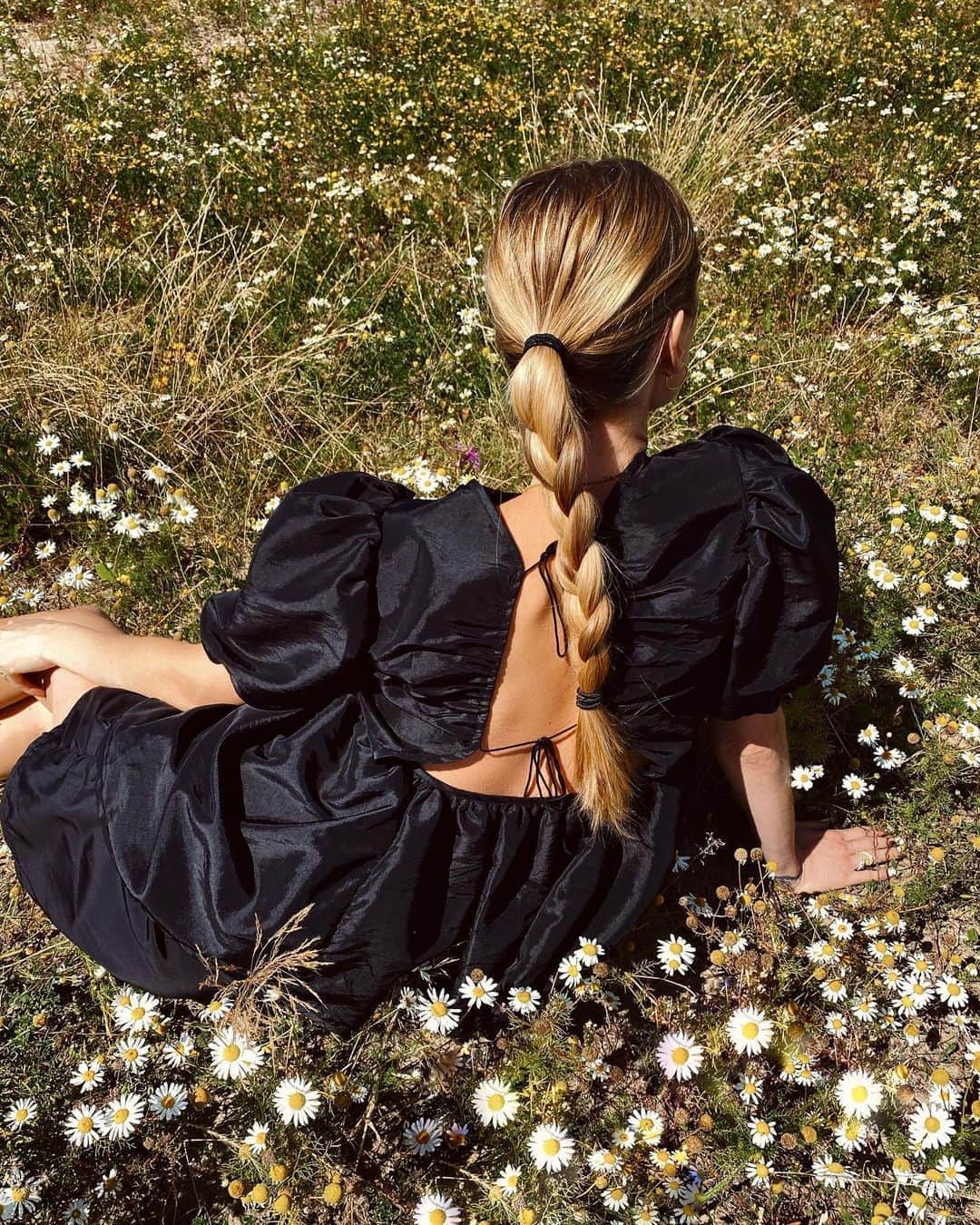 のインスタグラム：「Flower child 🌼 memories from the best vacation that already feels like months ago🌼」