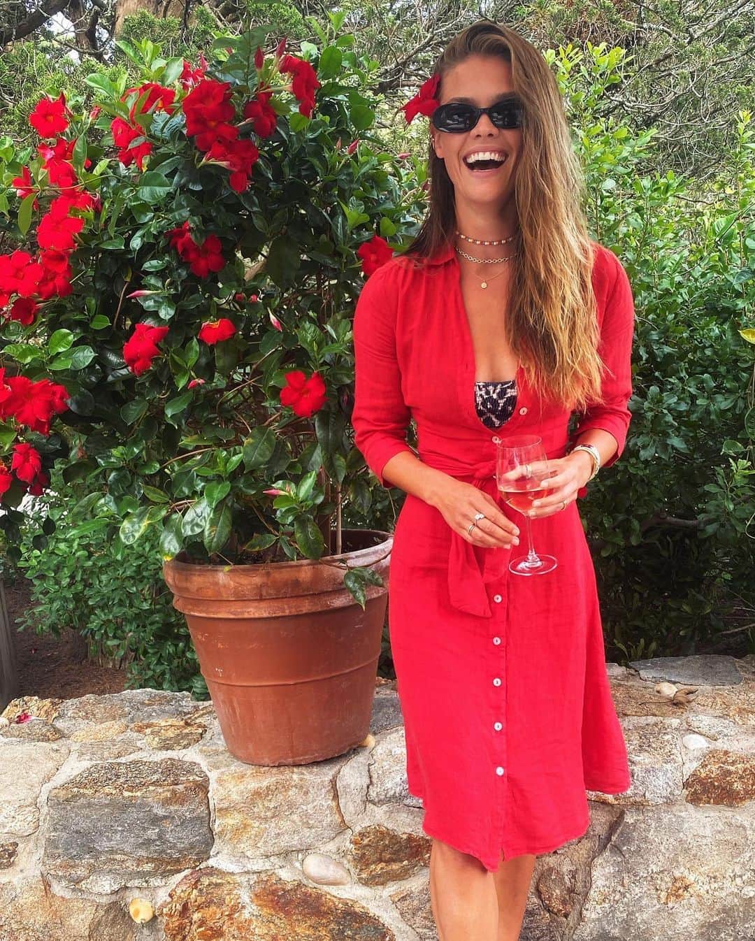 ニーナ・アグダルのインスタグラム：「Rosé 🌹」