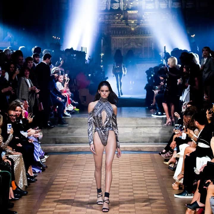 ジュリアンマクドナルドのインスタグラム：「@nikkivonsee_ looked fierce as she glistened and glided down the #JULIENXGABRIELA SS20 catwalk in an asymmetric swimwear bodysuit with an engineered graphic techno marble print, finished with statement high heels by @lucychoilondon  Styling: @karlplewka Casting: @mrsvoguester Makeup: @wendyrowe Nails: @mariannewman Hair: @kenpaves Shoes: @lucychoilondon Production: @mybeautifulcity    Song Used: Sam Smith - I Feel Love #LFW #LFWSS20 #ss20 #JULIENMACDONALD #GLAMAZONIA @julienxgabriela」