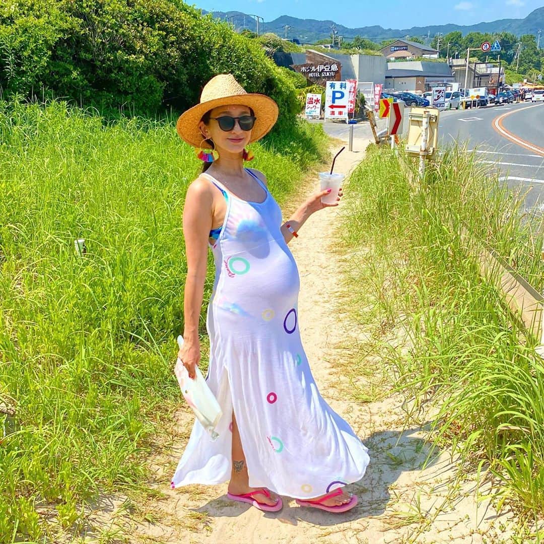DJ JUICYのインスタグラム：「9月12日の予定日まで残り24日👶💙 予定日通りに生まれる事ってなかなかないみたいだけど... 9月12日は、私の誕生日🎂💁🏻‍♀️✨  そして、お母さんは予定日通りに私を生んだみたい⤴️🤰✨  あ〜奇跡起こって欲しいなぁ〜🤩🙏💕  #マタニティライフ #マタニティコーデ  #奇跡を信じて」