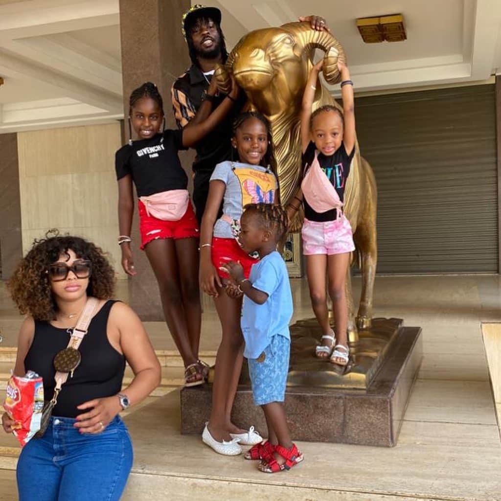 ジェルヴィーニョさんのインスタグラム写真 - (ジェルヴィーニョInstagram)「📍Yamoussoukro 🇨🇮 Family time 😊  ___________________________________________________   #cotedivoire  #team225  #yamoussoukro  #basilique  #familytime  #holiday  #capitale #teamg27」8月19日 2時03分 - gervinhofficial