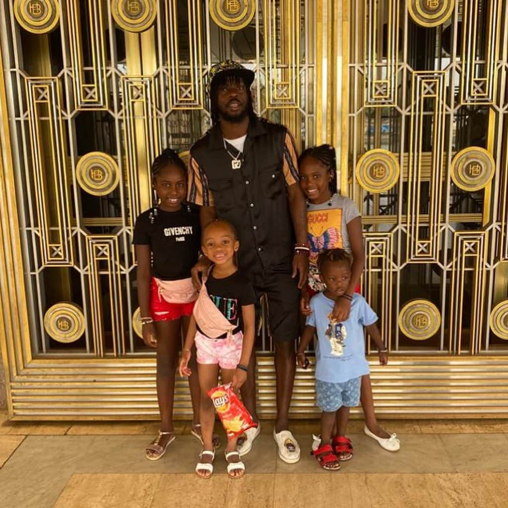 ジェルヴィーニョさんのインスタグラム写真 - (ジェルヴィーニョInstagram)「📍Yamoussoukro 🇨🇮 Family time 😊  ___________________________________________________   #cotedivoire  #team225  #yamoussoukro  #basilique  #familytime  #holiday  #capitale #teamg27」8月19日 2時03分 - gervinhofficial