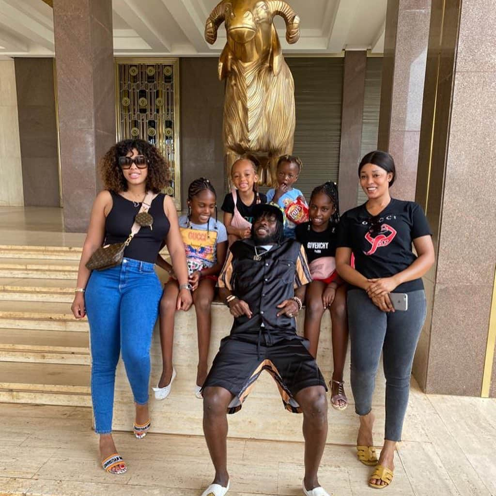 ジェルヴィーニョさんのインスタグラム写真 - (ジェルヴィーニョInstagram)「📍Yamoussoukro 🇨🇮 Family time 😊  ___________________________________________________   #cotedivoire  #team225  #yamoussoukro  #basilique  #familytime  #holiday  #capitale #teamg27」8月19日 2時03分 - gervinhofficial