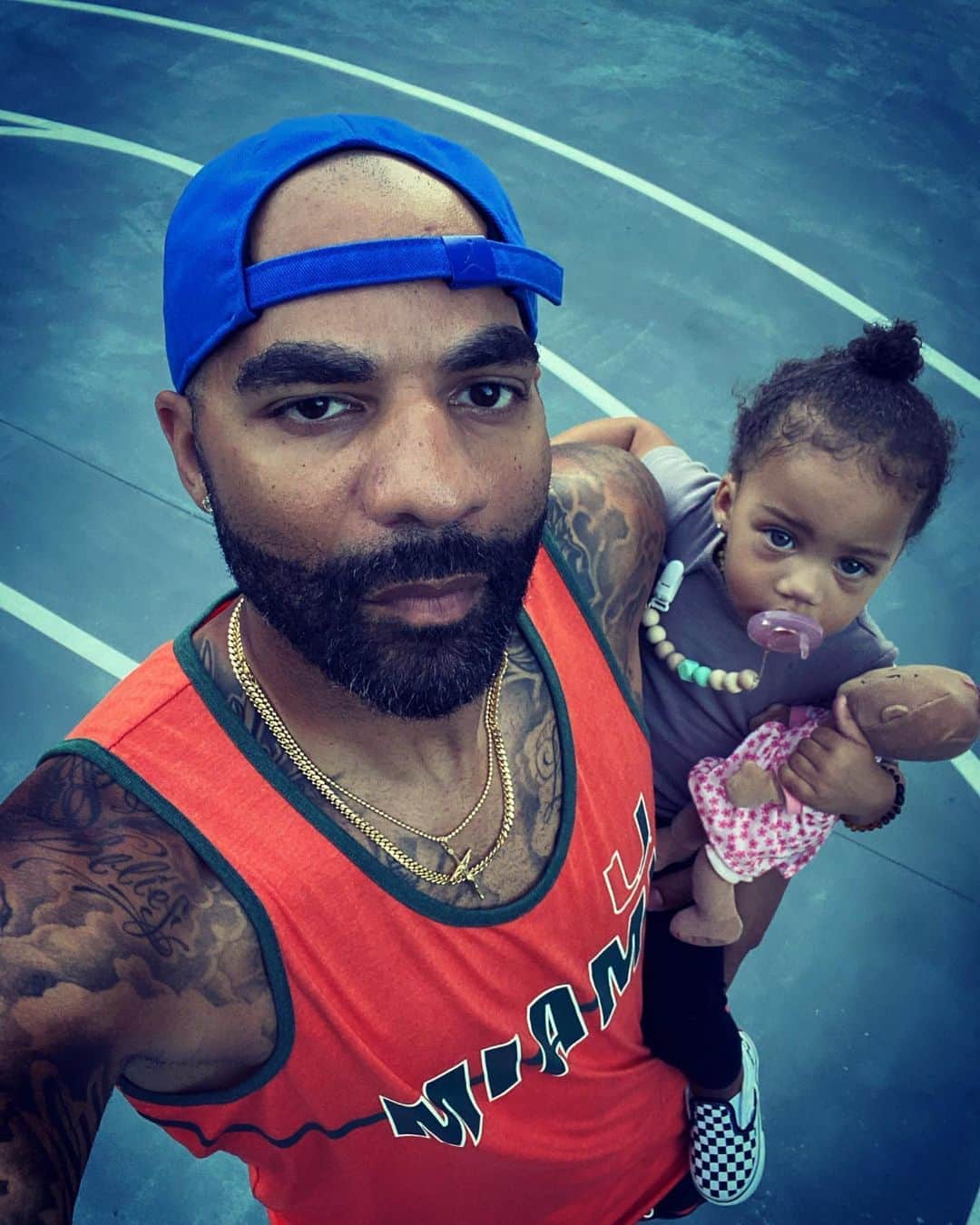 カルロス・ブーザーのインスタグラム：「Having 3 Sons In Their Teens Almost Made Me Forget About The Toddler Stage!!!! But Having My First Daughter, Who Constantly Reminds Me, With The Middle Of The Night Check Ups & The Early Morning Wake Ups!!! Not To Mention, The Diapers!!! I Gotta Ask My Ex, But I Don’t Remember Changing So Many Damn Diapers Back In The Day!!! Lol 😂... Grateful To Be Able To Be Present For All These Moments And To Watch Bloom Blossom Each & Everyday So Beautifully!!!! We Got Your Back Bloomie!!! And 1 Time For Your Mom Giving You All This Beauty Even Though I See A Lot Of Me In You!!!! #LILMAMA #HOLDAT」