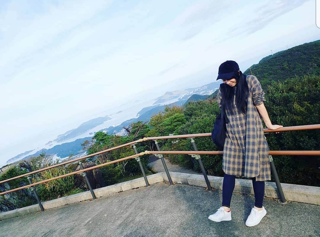 服部ひで子のインスタグラム：「どの時代も  生き抜いてくれたからこそ  私は今ここに存在していられるんですよね。。。  当たり前の事ですが、  日常に埋もれてしまっていた感情を、改めて思い出す素敵なお盆でした。  お父さんお母さん、  そして 会ったことはないけども  現代まで 繋げてくれた  ご先祖様に感謝です。  私も、次の世代に紡いでいけるように、この時代を生き抜いていかねば～(^人^)！！！  この夏は  コロナの不安に加えて 連日の猛暑との  Wパンチですが、  お互い、  健康第一で 暑い夏を乗りきりましょう～( ´∀｀ )b。。。  今週は 8/18(火)～8/23(日)の６日間、  なんばグランド花月⭐酒井座長週に出演させていただきます。  よろしくお願いします。  #吉本新喜劇 #よしもと新喜劇 #新喜劇  #服部ひで子」