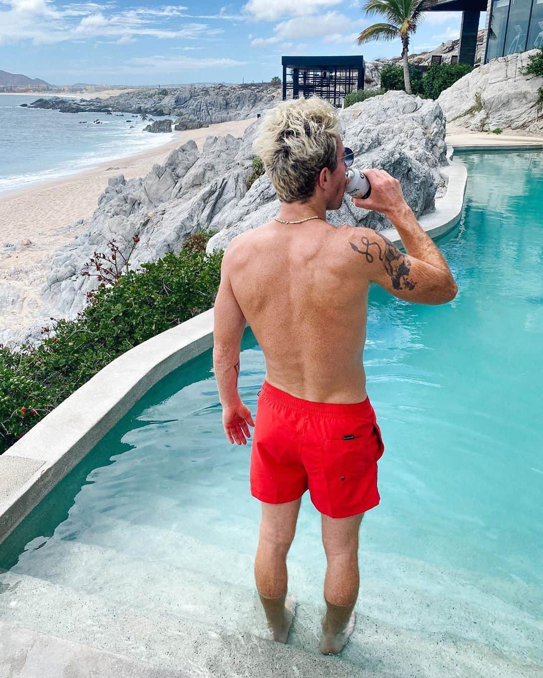 ショーン・ホワイトのインスタグラム：「Baywatch 2 lost in Cabo!??? @therock @zacefron “I’ll be ready” 🎶 @thecapehotel」