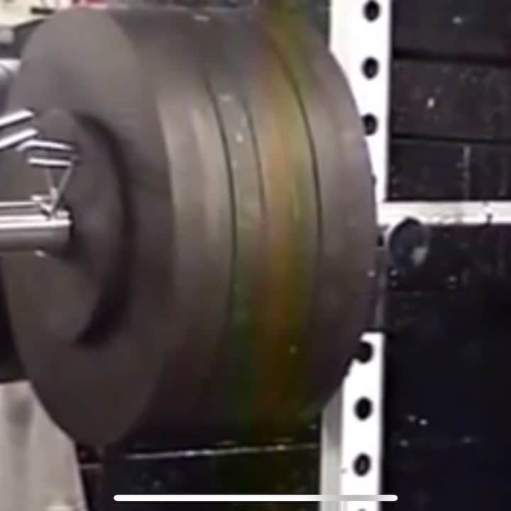 ラッシャッド・ジェニングスのインスタグラム：「700lbs The first time I ever max squat. I don’t know why I was so strong in high school. Country strength is not a myth. #Different 🐮 🦌 🐔」