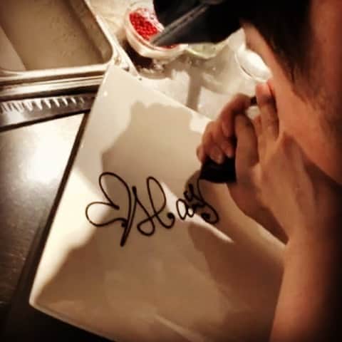 T.G.HEARTH TGハースのインスタグラム：「こんにちはTGハースです！！﻿ みなさんお友達・家族・知り合いに誕生日の人﻿ いませんか？？？？﻿ そのお祝いTGハースがお引き受けいましましょー‼️﻿ 可愛えーープレート用意します✨✨✨﻿ とりあえず見て見て🤓﻿ 描くスタッフによって可愛さいろいろなのも楽しみですよ💕﻿ ﻿ ﻿ 当店名物ロティサリーチキン1羽まるごと¥1980🐓﻿ すぐ電話↓↓↓期間限定なのでお早めに〜💕💕💕﻿ ☎️03-6416-9445←ﾖｳﾁｪｹﾗ🤘﻿ ⭐️旨辛フェアも絶賛開催中なのでテイクアウトチキンの味変更やハーフ&ハーフも対応してます🤓﻿ ﻿ ﻿ ◆モバイルオーダーも出来るようになりました✨﻿ プロフィールからHPをアクセスしてください♪﻿ モバイルオーダー﻿ https://tgh.for.dinii.jp/﻿ ﻿ ◆Uber eats・menu・出前館によるデリバリー﻿ 11:30〜21:00﻿ ﻿ ◆LINE@登録お願いします♪﻿ https://lin.ee/g0H4jc6﻿ ﻿ ﻿ 皆さまの笑顔に会えますように！💕💕💕﻿ ﻿ #TGハース#代官山ディナー#代官山ランチ#恵比寿グルメ#恵比寿ビストロ#恵比寿ディナー#代官山グルメ #ハース #代官山テイクアウト#恵比寿ランチ#ラクレット#チーズ#ロティサリーチキン#恵比寿ご飯#menu#恵比寿ワイン#テイクアウト#渋谷ディナー#恵比寿チーズ#tghearth#渋谷グルメ#渋谷ランチ#恵比寿チーズ#恵比寿カフェ#チーズケーキ#渋谷テイクアウト#恵比寿新聞#恵比寿ビール#チーズフォンデュ#恵比寿テイクアウト」
