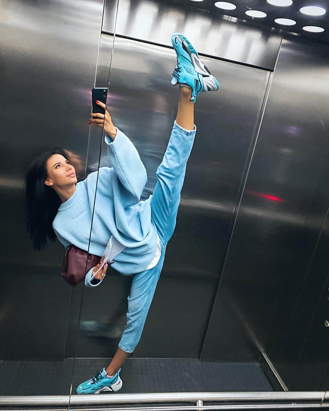 ダリア・ドミトリエワのインスタグラム：「Мотивация от велик спортсменов 💙  💫Когда мне тяжело, я всегда напоминаю себе о том, что, если я сдамся, лучше не станет», — говорил легенда мирового бокса Майк Тайсон.  💫Самый трудный поединок — это когда за счастье приходится бороться с ленью. ( Мохаммед Али )  💫 Тот, кто хочет добиться убедительных побед, обязан пытаться прыгнуть выше головы ( Лев Яшин ) 💫 Чем труднее досталась победа, тем больше ты счастлив, что добился ее. ( Пеле )  💫 Успех не случайность. Это тяжелая работа, настойчивость, обучение, изучение, жертвоприношение и, прежде всего, любовь к тому, что вы делаете или учитесь делать. ( Пеле )  💫 Научите спортсмена до конца бороться за любое место, и он сумеет сражаться за первое. ( Лариса Латынина)  💫 Я могу принять поражение, но я не могу принять отсутствие попыток . ( Майкл Джордан )  💫 — Самое важное, чему я научился — это находить правильных людей и избегать плохих. Научился ставить цели и достигать их. Научился планировать — я составляю план на день, на неделю, на месяц, на четыре года. Я просчитываю каждый свой шаг. И знаете, это помогает, причём не только в спорте. ( Уле-Эйнар Бьорндален )  💫 — Если ты хочешь быть лучше остальных, то приготовься делать то, что остальные не хотят делать. ( Майкл Фелпс ) 🙏🏼 #лифтошпагат」