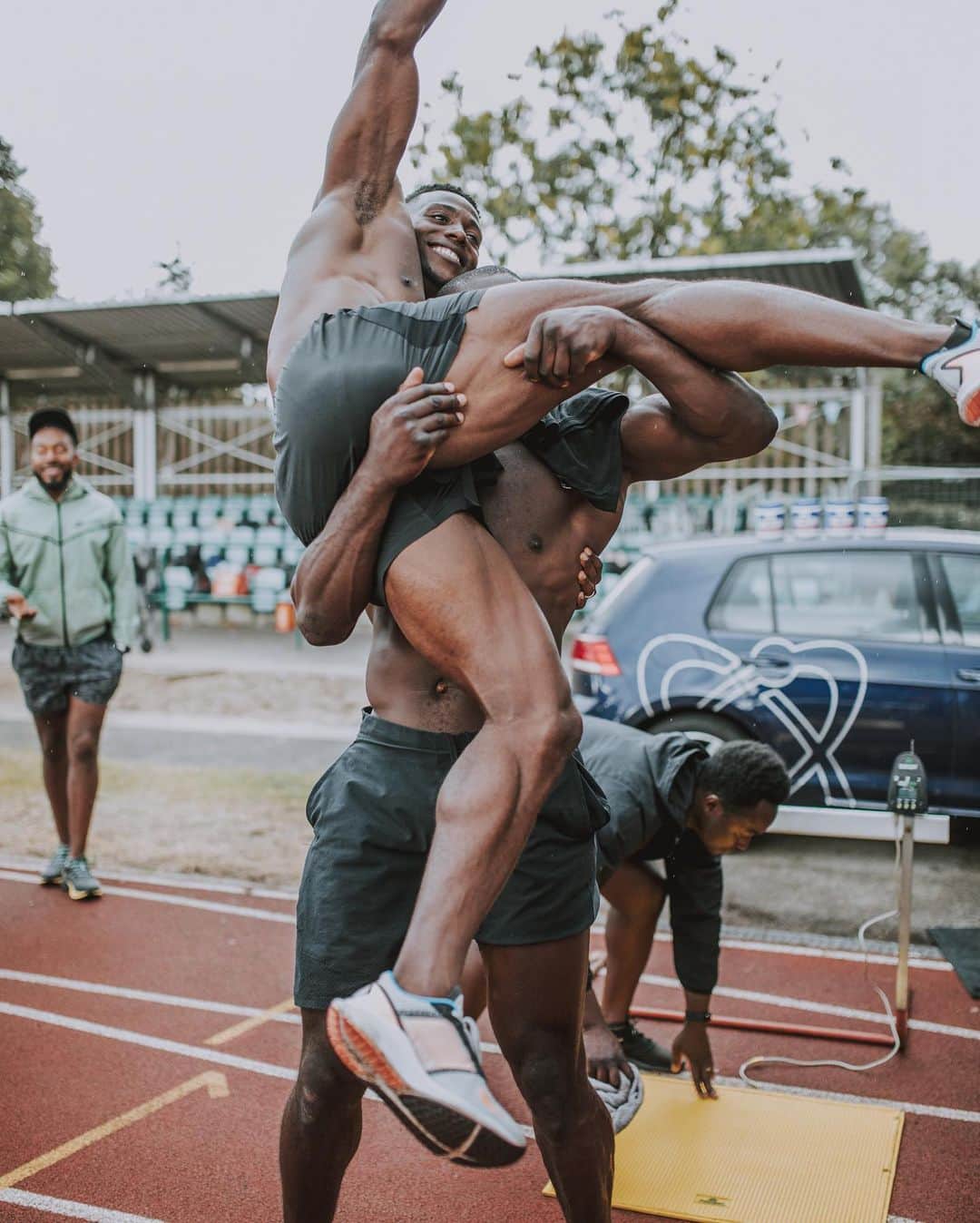 ハリー・アイキネス＝アリエティさんのインスタグラム写真 - (ハリー・アイキネス＝アリエティInstagram)「🚀 whats goes up... must come down.... and dragged away by @olima_omega to celebrate 🎊  - 📸 @photographermarkjames  📸 @eyestopixels - #verticaljump #hops #jump @newbalance #Training #Explosive #Conditioning #trackandfield #tracklife #sub10 #Sprinter #Gym #workout #FitLife #Tracklife #power #TeamNB  #TeamUSN #Sprinter  #RunnersOfInstagram #FasterStronger」8月19日 2時39分 - aikines