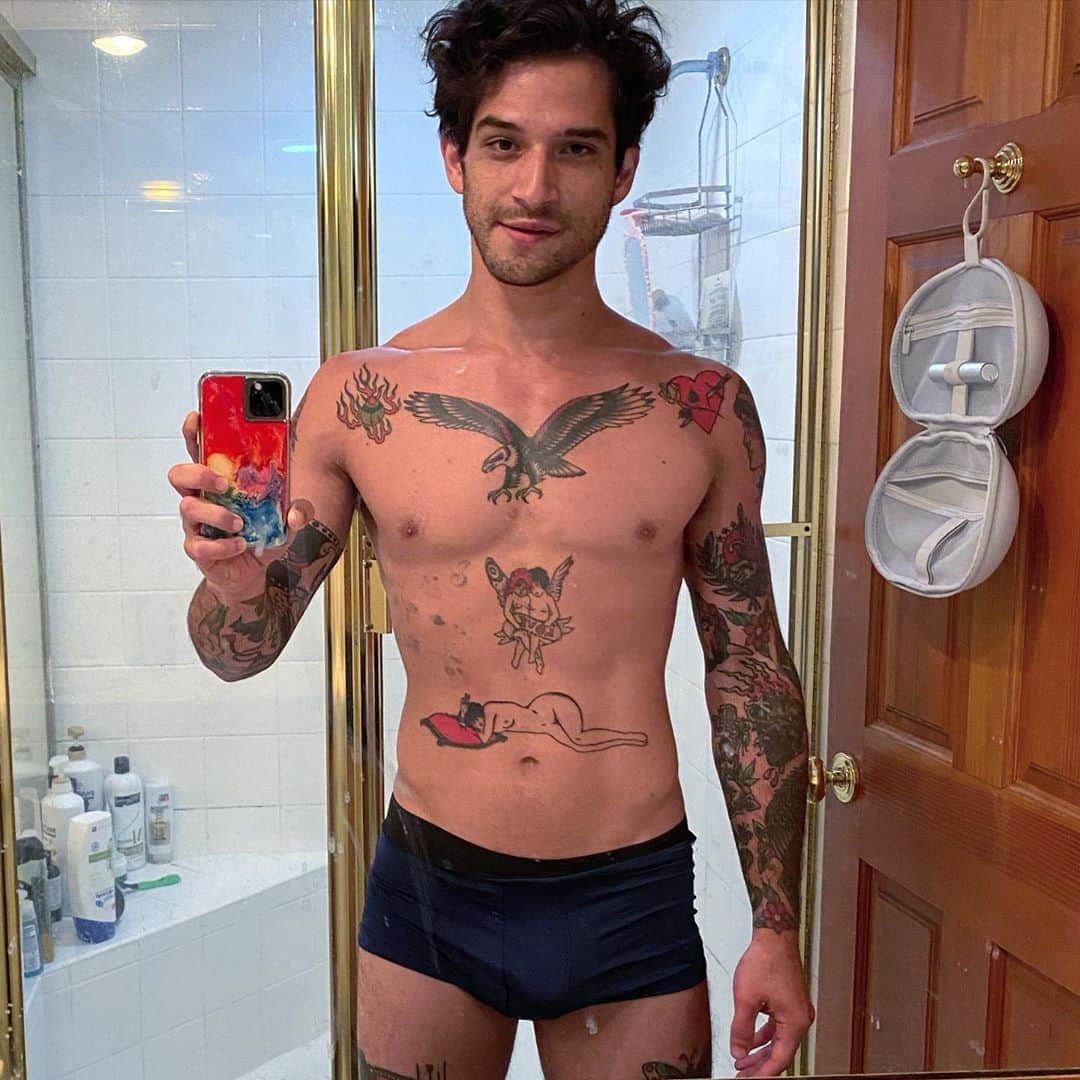 タイラー・ポジーのインスタグラム：「Now that my nipples and crooked jaw have your attention, check out my last post for some analogy inspiration ->」