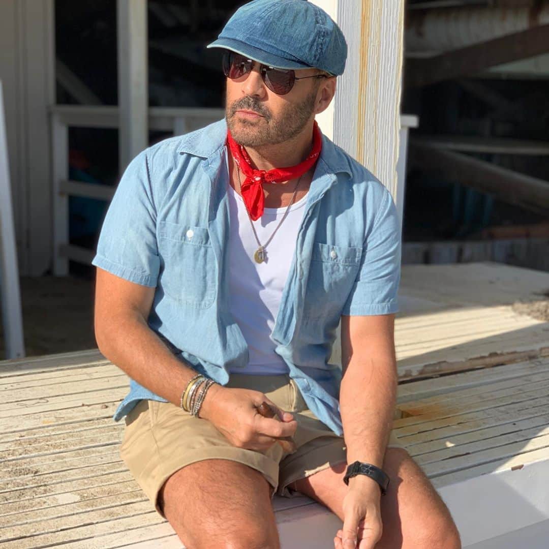 ジェレミー・ピヴェンのインスタグラム：「I’m hoping to get some catalogue work modeling bandanas ... you guys laying low or traveling?」