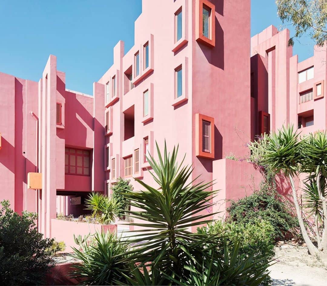 AnOther Magazineさんのインスタグラム写真 - (AnOther MagazineInstagram)「Dream home: Ricardo Bofill’s otherworldly La Muralla Roja building ☁️⁠⠀ ⁠⠀ See more of Bofill’s most iconoclastic designs at the link in our bio 📲⁠⠀ ⁠⠀ 📸 c/o Ricardo Bofill Taller de Arquitectura」8月19日 2時52分 - anothermagazine