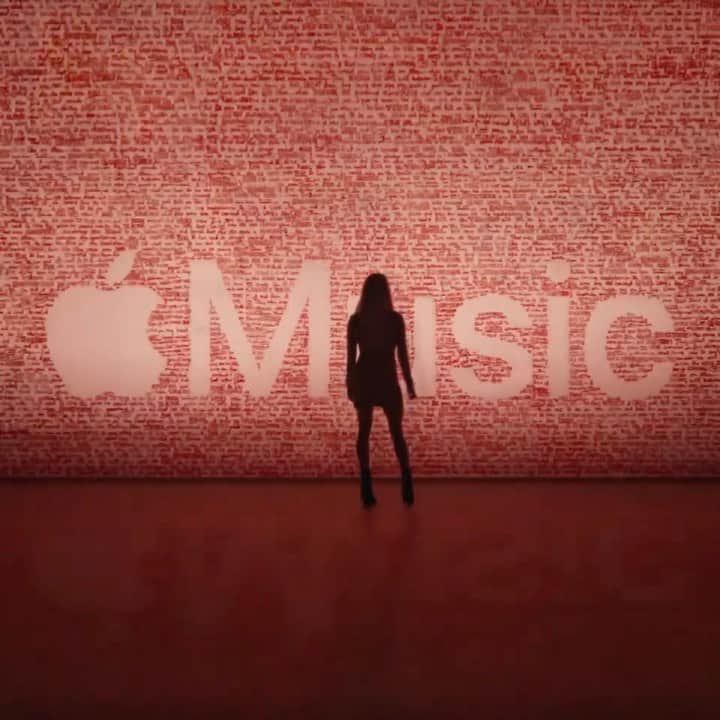 のインスタグラム：「The day is finally here…I’m thrilled to be hosting my very own radio show on @AppleMusic! Check out my new show #XORadio on Apple Music Country! Episode 1 airs today at 2pm CT! xoxo *link in bio*」
