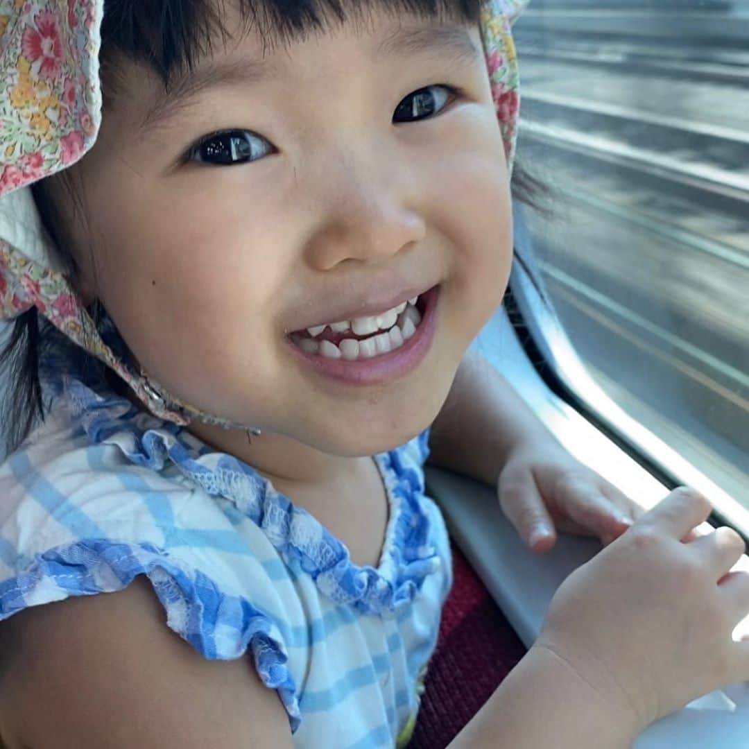金田朋子のインスタグラム：「電車に乗ってテンション高い娘です！ 早っ！早っ！ってずっと言ってました！ スイカに続いて電車の被り物もいいかも⁈（笑） #千笑 #森渉 #金田朋子 #家族 #family #子供 #娘 #kids #がんばろう」