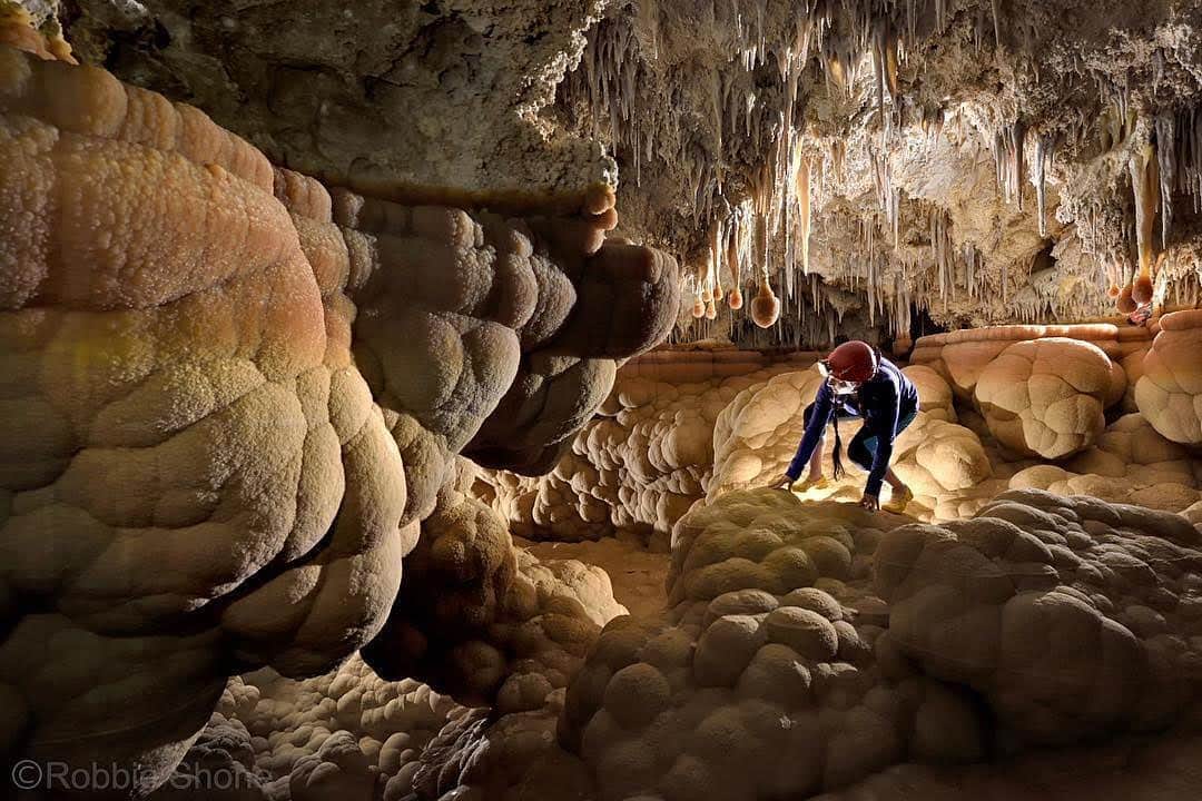 thephotosocietyさんのインスタグラム写真 - (thephotosocietyInstagram)「Photo by Robbie Shone @shonephoto  A geologist studying caves enters a small chamber in Lechuguilla (Carlsbad Caverns) containing stunning, cloud-like formations known as mammillaries. These formed underwater, when its lake level was much higher than it is today.」8月19日 3時01分 - thephotosociety