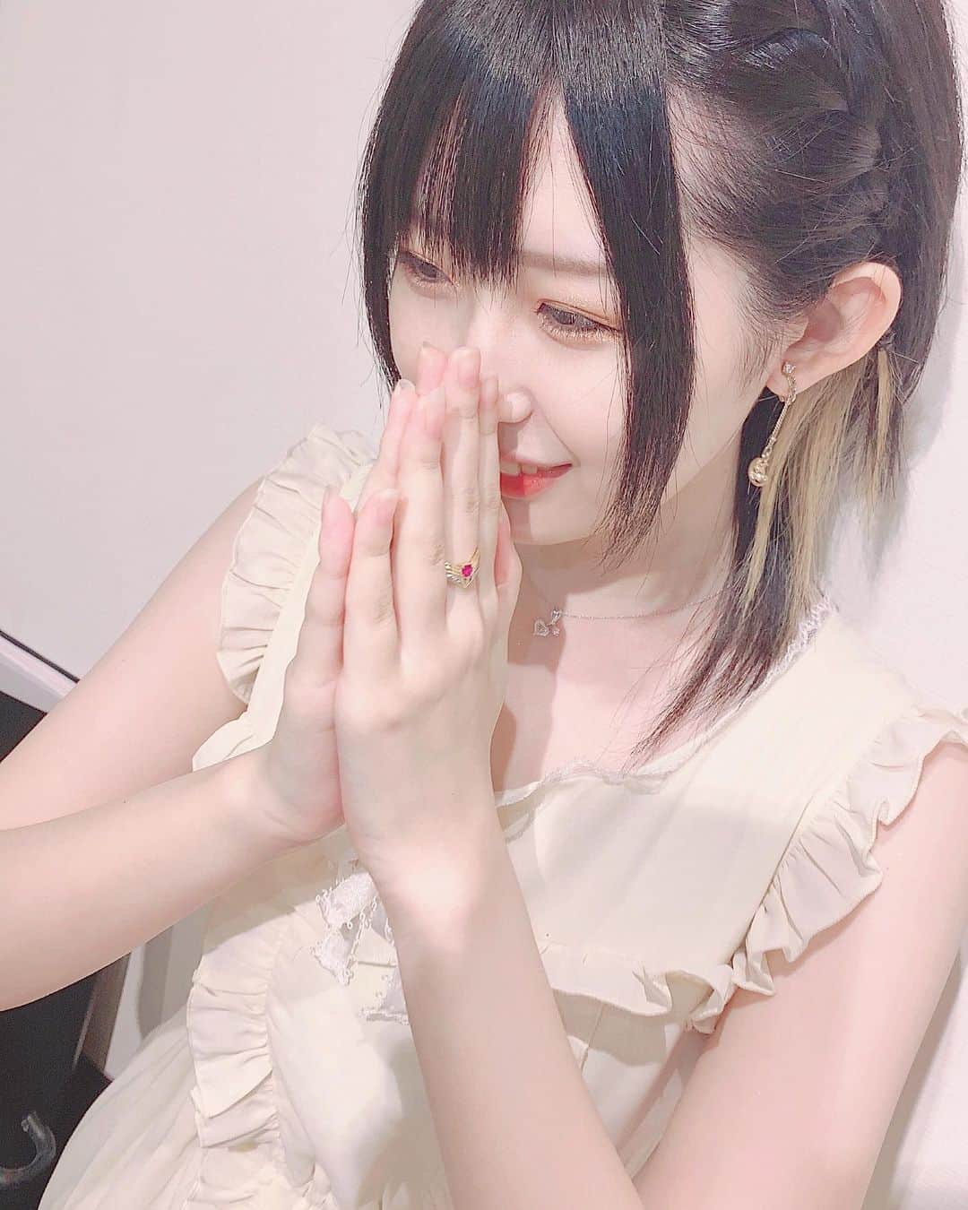 天音のインスタグラム：「. プライベートだと カメラのレンズ見られない僕です♛」