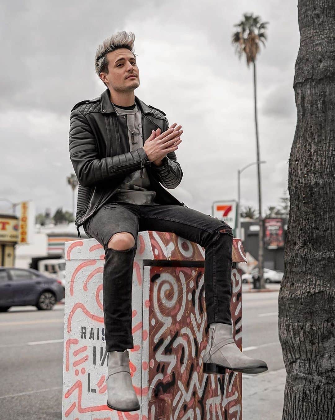 ハドソンのインスタグラム：「Denim always suits LA — even in greyscale.」
