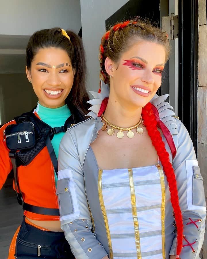 Hannah Stockingのインスタグラム：「Welcome to the neighborhood Rampart! I can’t wait to play Season 6 Apex with you all the time now! - Love Loba ❤️ #SponsoredbyEA #ApexLegends @playapex」