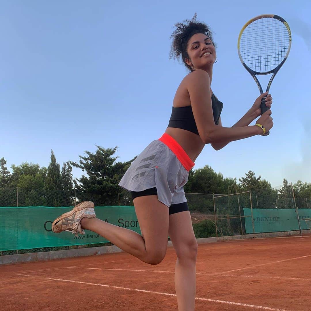 Julianna Townsendさんのインスタグラム写真 - (Julianna TownsendInstagram)「Having just so much fun at playing tennis 🎾🙈 the past days I am really into it 👌🏾😊 #tennis#sporty#adidas#」8月19日 3時16分 - julianna
