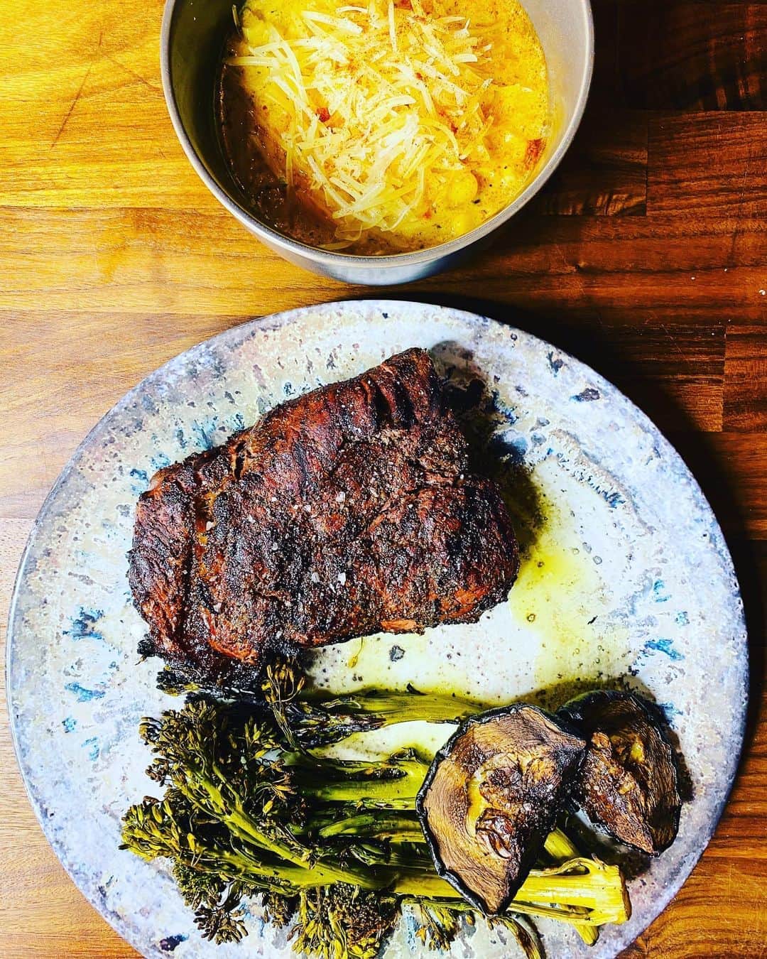 ケリスのインスタグラム：「GOLD MINE BOX seasonings ! Smoked rib eye seasoned with cafe con chili rub and garlic herb seasoning . Charred broccolini with aji lime seasoning and creamed corn with jalapeño smoked salt ! Get your lunch game up !!!!!! Go to bountyandfull.com  it’s a lifestyle !」