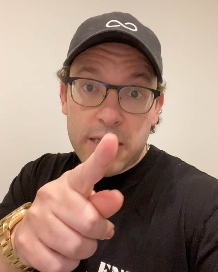 ティモシー・サイクスのインスタグラム：「Sorry I haven’t posted more videos here lately, but the stock market just had its best 100 days EVER so I’ve been busy locking in $506,000 in trading profits over that time, ALL of which I donate to charity as I prioritize teaching my students the importance of giving back! And while my charity foundation @karmagawa previously announced a $1 million donation to Yemen, there have also been several new crises in Lebanon, Mauritius and Bali so they also need as much help as we can give them. And aside from my trading profits, we’ve also started several Facebook fundraisers and have sold more charity merch designed by Karmagawa co-founder @badboi so tomorrow we’re going to be announcing more donations to help these 4 countries in need, comment below with your guess how much total and let’s make #givingback fun! Because it actually is fun if people start talking about it more openly…NOT to brag, but to inspire more people to give back too! Also, please share this post with your followers and tag some rich people who need a reminder to give back to help others during this difficult year instead of spending so much damn $ on superficial junk…like I used to do before I realized how far $ can go to help people and animals in need! #helpothers #wereallinthistogether #karmagawa #charity #jewswithbignews」