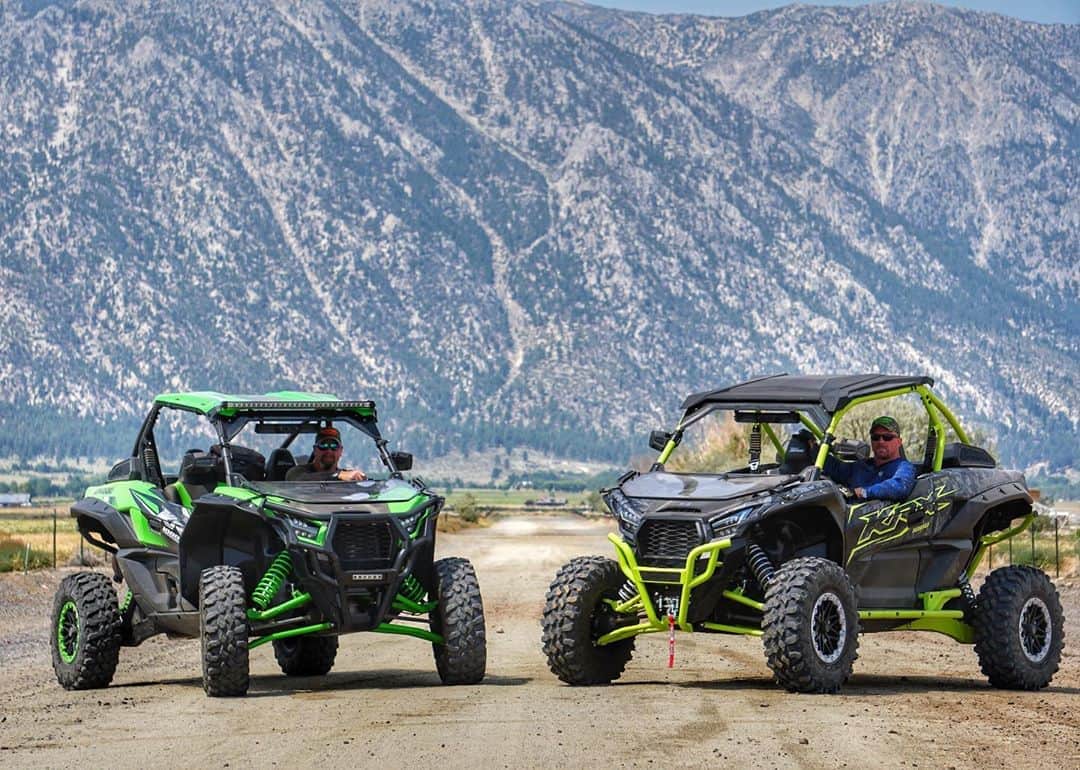 ストーン・コールド・スティーブ・オースチンのインスタグラム：「Double Trouble  Riding Nevada with @jimthekraken1 on the KRX 1000 and KRX 1000 Trail Edition.  @kawasakiusa  #krx1000 #kawasaki  #4x4  📸 @huntressdivine」