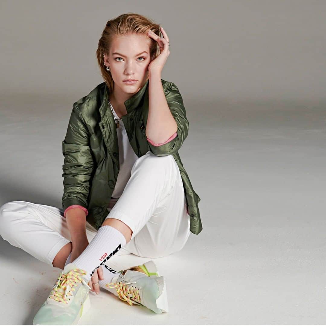のインスタグラム：「Create a distintive outfit for every day #Blauer #Blauerusa #SpringSummer2020 #ImSustainable #Ecopadding #NylonJacket」