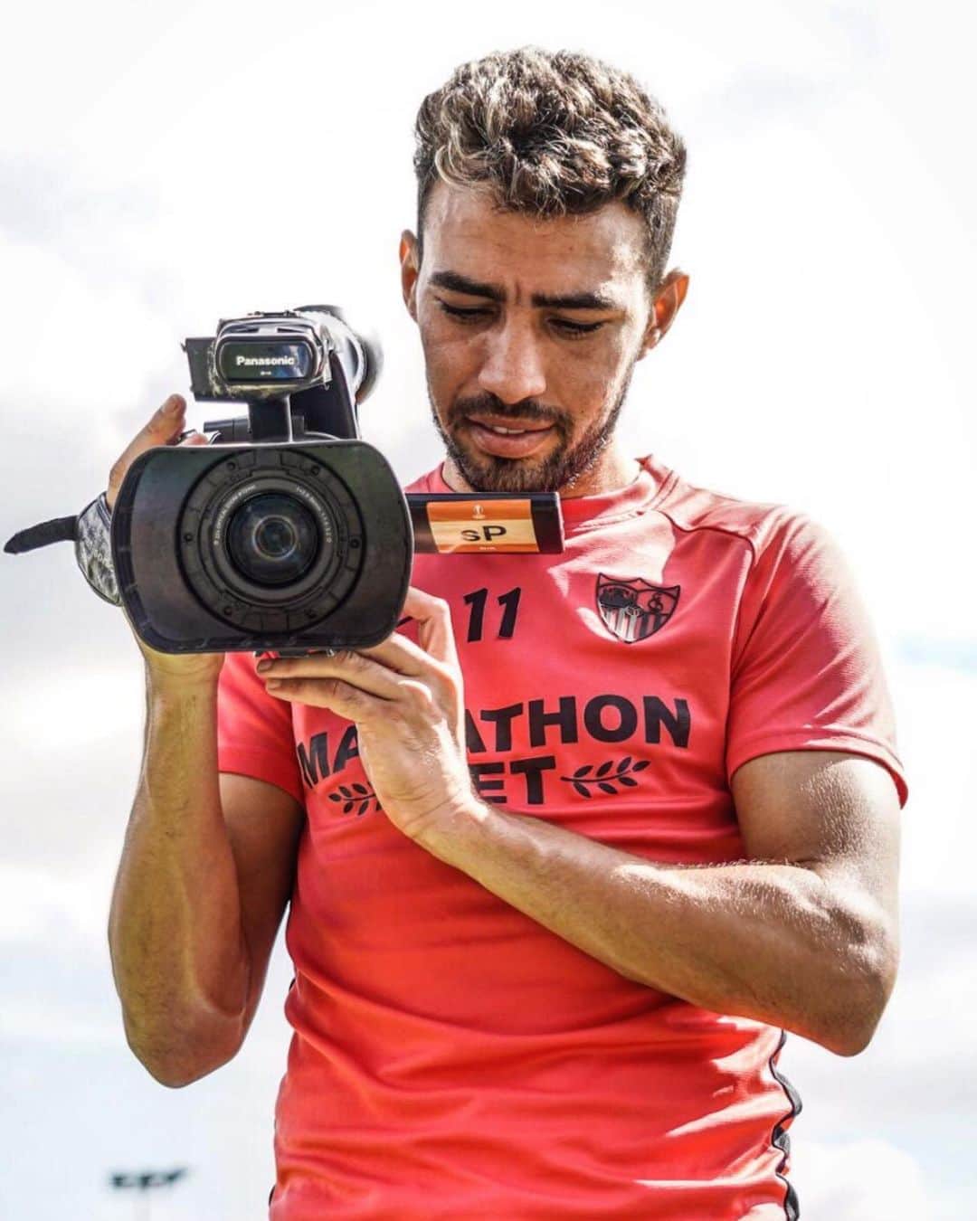 セビージャFCさんのインスタグラム写真 - (セビージャFCInstagram)「𝗟𝘂𝗰𝗲𝘀, 𝗰𝗮́𝗺𝗮𝗿𝗮𝘀, 𝗷𝘂𝗴𝗼́𝗻 🎥 🤪  #WeareSevilla #UEL #vamosmiSevilla」8月19日 3時45分 - sevillafc