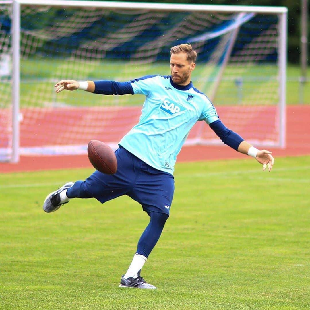 オリヴァー・バウマンさんのインスタグラム写真 - (オリヴァー・バウマンInstagram)「Vorbereitung für den #kickoff @bundesliga_en 😊🏈⚽️  #OliBaumann1 #tsghoffenheim #TSGamTegernsee」8月19日 3時57分 - olibaumann90