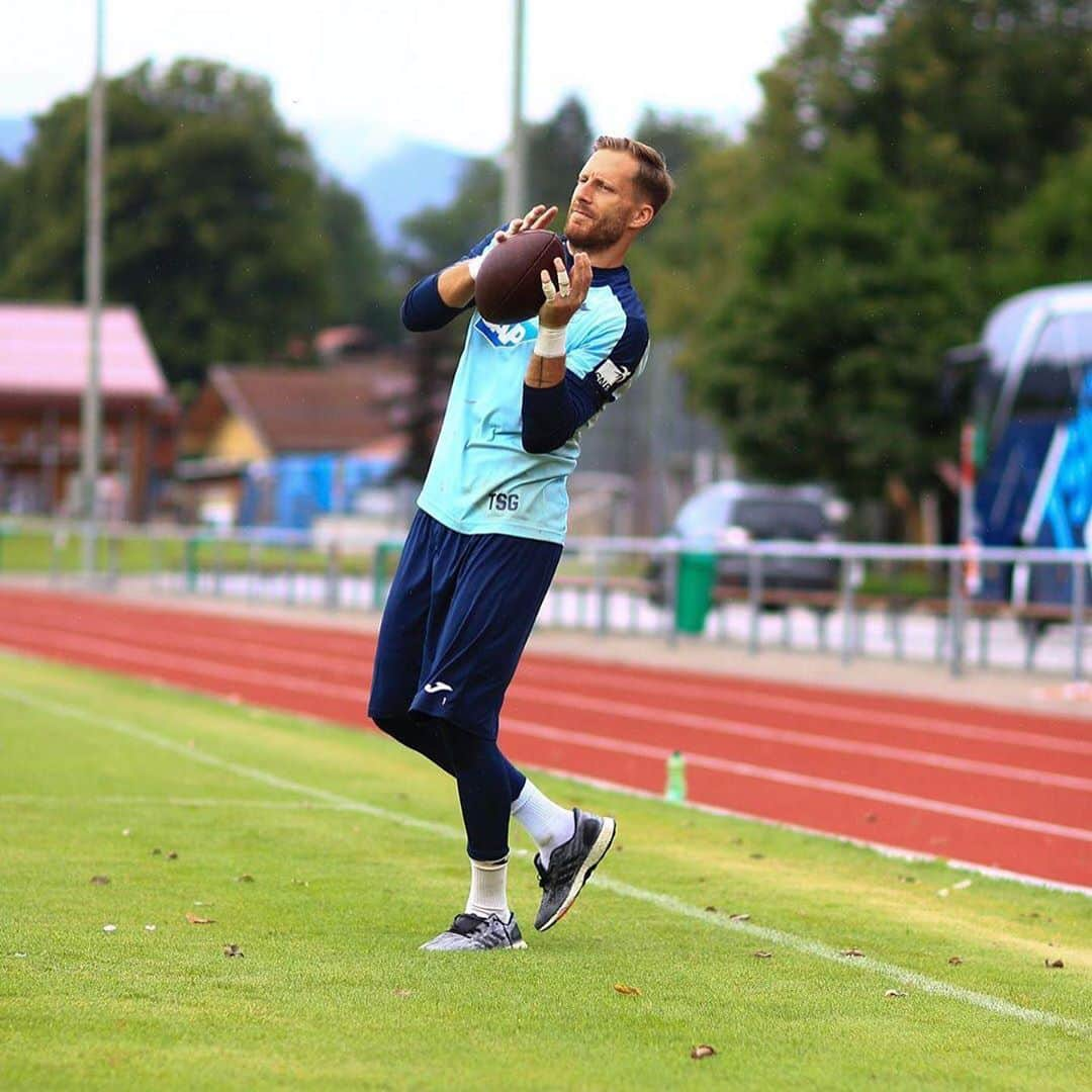 オリヴァー・バウマンさんのインスタグラム写真 - (オリヴァー・バウマンInstagram)「Vorbereitung für den #kickoff @bundesliga_en 😊🏈⚽️  #OliBaumann1 #tsghoffenheim #TSGamTegernsee」8月19日 3時57分 - olibaumann90