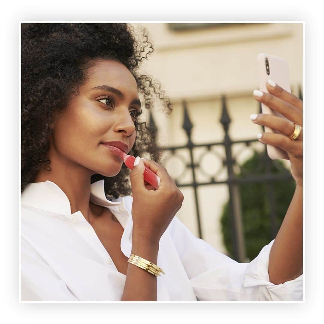 Lancôme Officialさんのインスタグラム写真 - (Lancôme OfficialInstagram)「After an exhilarating ride on the streets of Paris, add more sparkle to your journey with Juicy Tubes lip gloss.  Tap our post to shop your Lancôme favorites @Sephora without leaving Instagram! #Lancôme #HappyLancômeSummer #JuicyTubes」8月19日 3時59分 - lancomeofficial