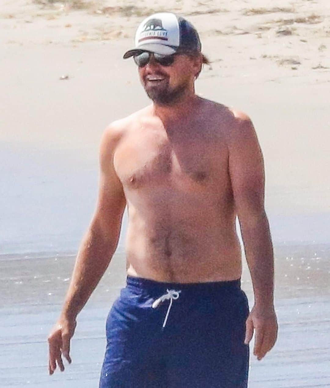 Just Jaredさんのインスタグラム写真 - (Just JaredInstagram)「Leonardo DiCaprio enjoys a day at the beach! Tap this pic in the LINK IN BIO for so many more photos.  #LeonardoDiCaprio Photos: Backgrid」8月19日 4時03分 - justjared