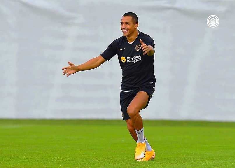 アレクシス・サンチェスさんのインスタグラム写真 - (アレクシス・サンチェスInstagram)「⚽️ Training ... 😊」8月19日 4時12分 - alexis_officia1