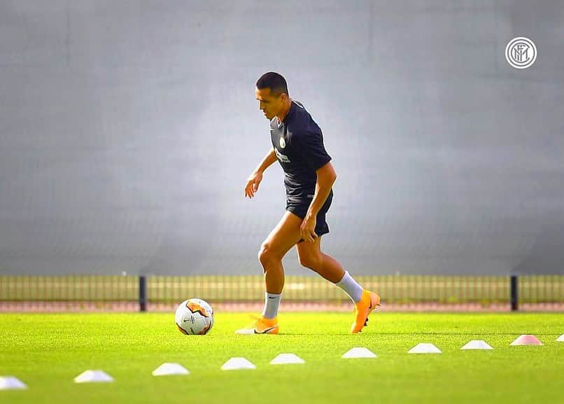 アレクシス・サンチェスのインスタグラム：「⚽️ Training ... 😊」