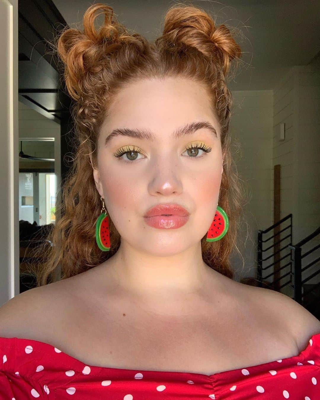 ブリー・キッシュのインスタグラム：「feeling fresh and fruity with @toofaced 🍉✨ their “born this way” super coverage concealer in “swan” has been my latest go-to. wearing a mask every day has really made me shift my focus to having fun with colors on the eyes and making sure my under eyes are as bright as they can be! 🌈 #toofacedpartner #tfbornthisway」